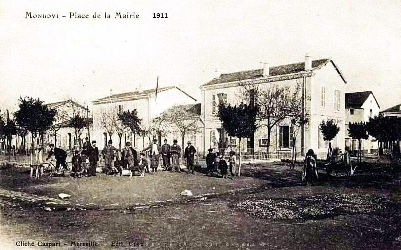 2238- Mondovi - Place de la Mairie en 1911.jpg